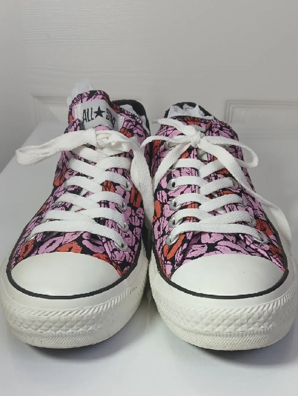 Converse Chuck Taylor All Star Low Top Pink & Red Lip Print Sneakers - Picture 14 of 16